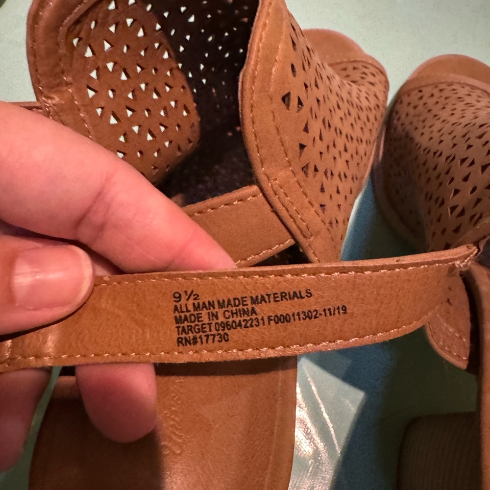 Target sandals. 9.5 - Picture 4 of 5